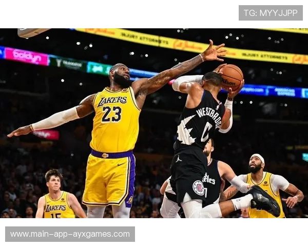 詹姆斯内线面对包夹冷静分球，湖人团队作战见效