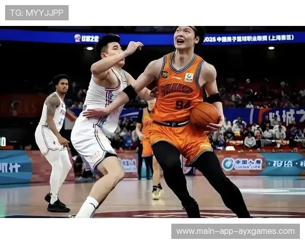 王哲林篮下连续强攻得手，上海稳扎稳打——赛季关键战的胜利密码