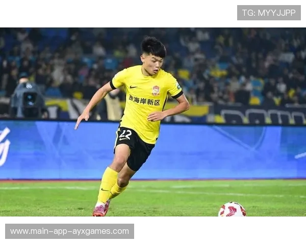 上海海港杨希抢断后长驱直入，禁区外爆射击中横梁